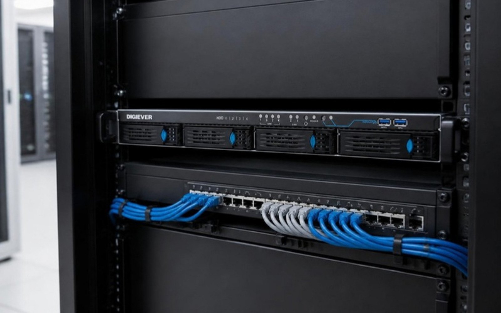 サーバーラックに収まったDIGIEVERの録画機（NVR）と、その下のPoEスイッチ